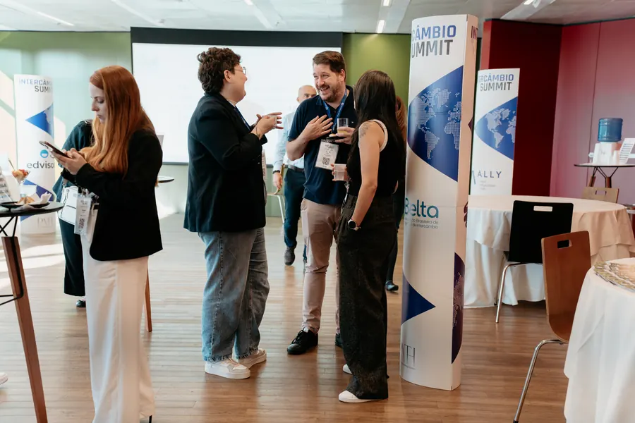 Networking no foyer do Intercâmbio Summit 2025
