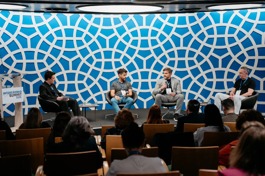 Painel no palco do Intercâmbio Summit 2025