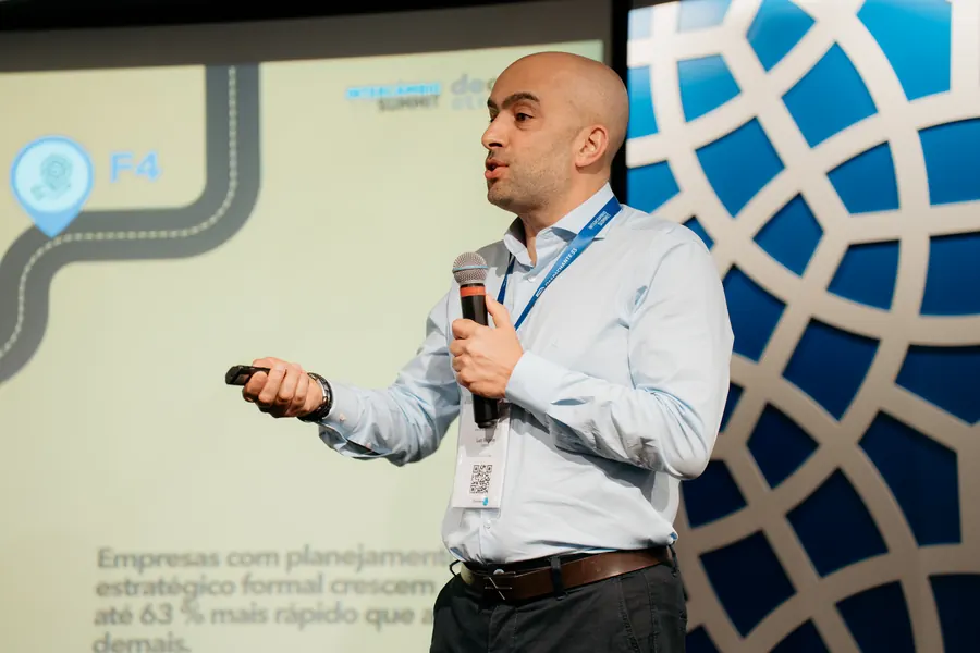 Palestrante ao microfone no Intercâmbio Summit 2025